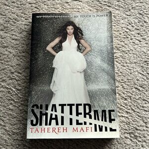 Shatter Me by Tahereh Mafi First Edition paperback